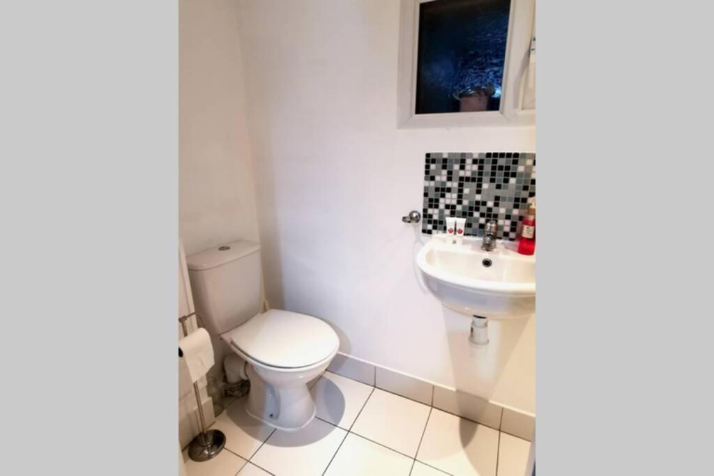 Private Comfortable Guest Suite - 노팅엄 외부 사진
