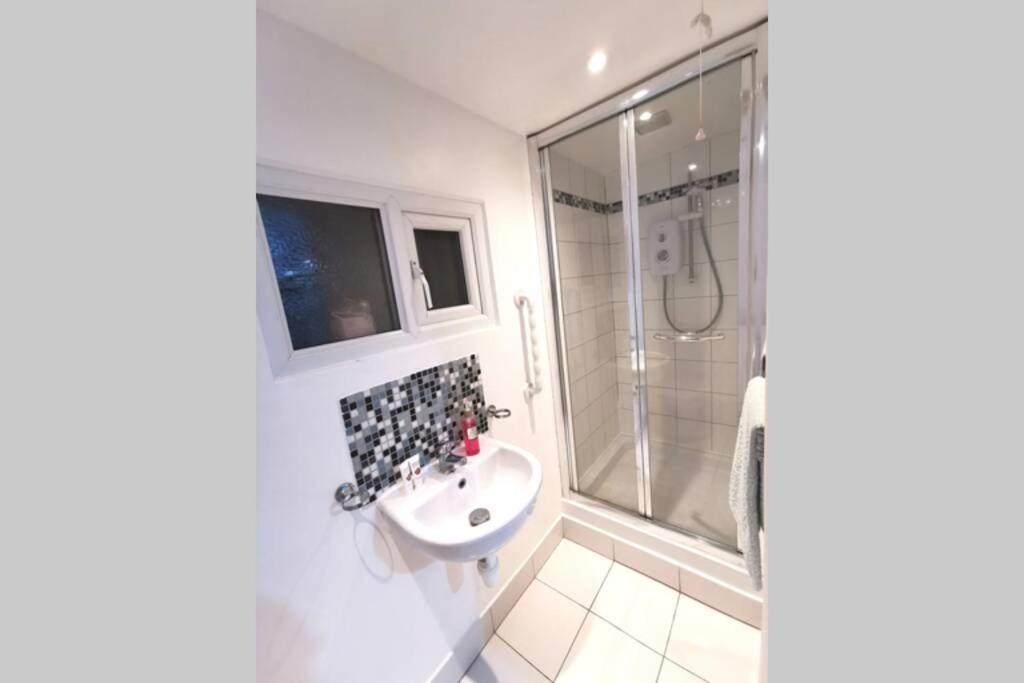 Private Comfortable Guest Suite - 노팅엄 외부 사진